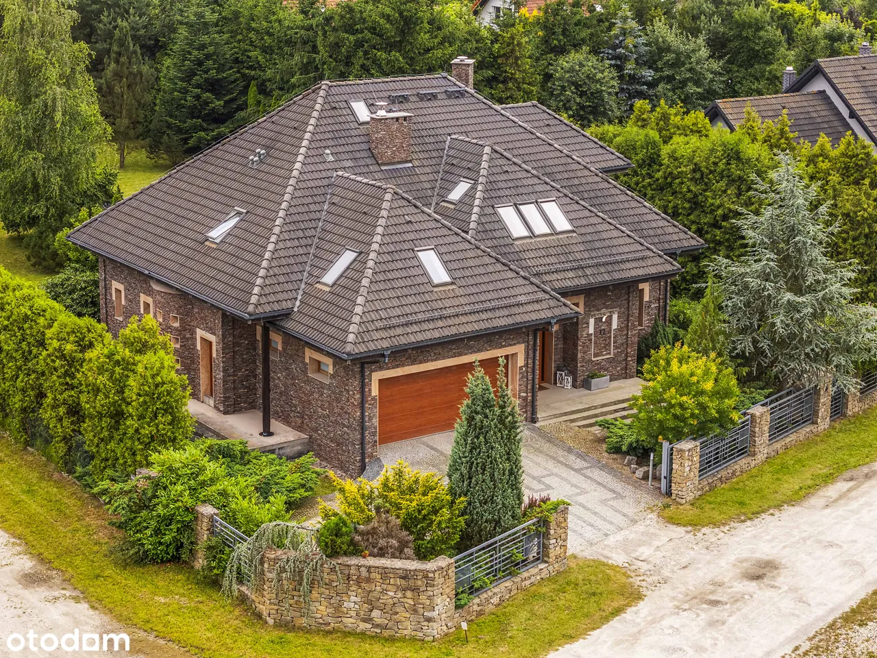 You are currently viewing Piękny dom wolnostojący|311m2|7 pokoi|siłownia|działka 24a