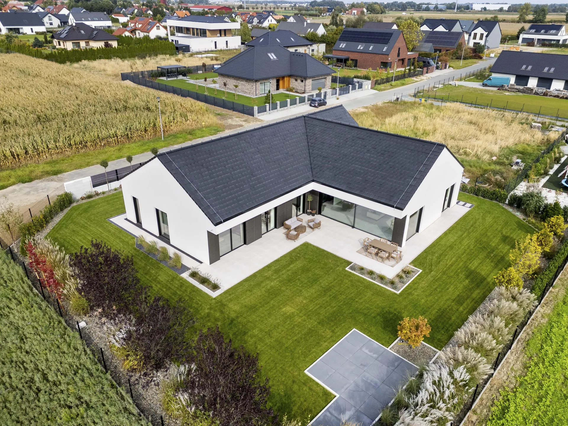 You are currently viewing Nowoczesny dom premium 260 m² | 8 minut od Alei Bielany | Dla wymagających